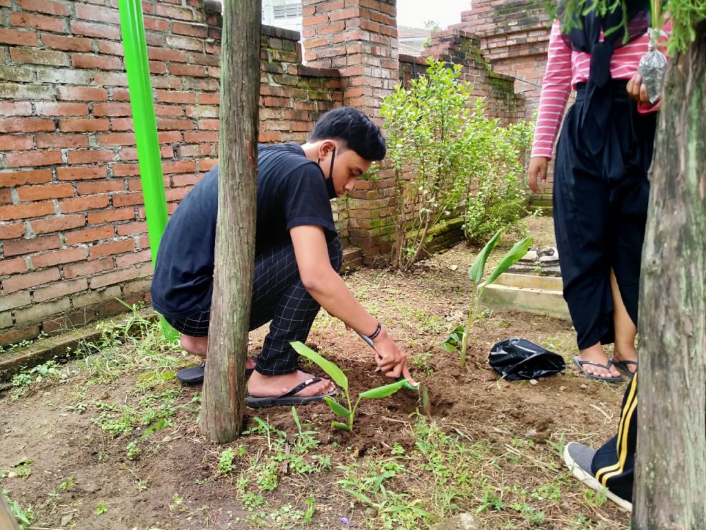 Memanfaatkan Lahan Kosong Tim Kkn P Umsida Ajak Masyarakat Menanam