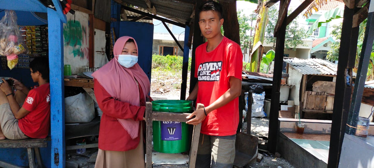 Pembuatan Tempat Sampah Oleh Mahasiswa Universitas Muhammadiyah Sidoarjo Kkn P Desa Balonggabus 1944