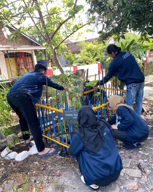 Penanaman Bibit Toga Dan Peletakan Tempat Sampah Terpusat Bagi Warga Kedurus Kkn T Umsida 9402