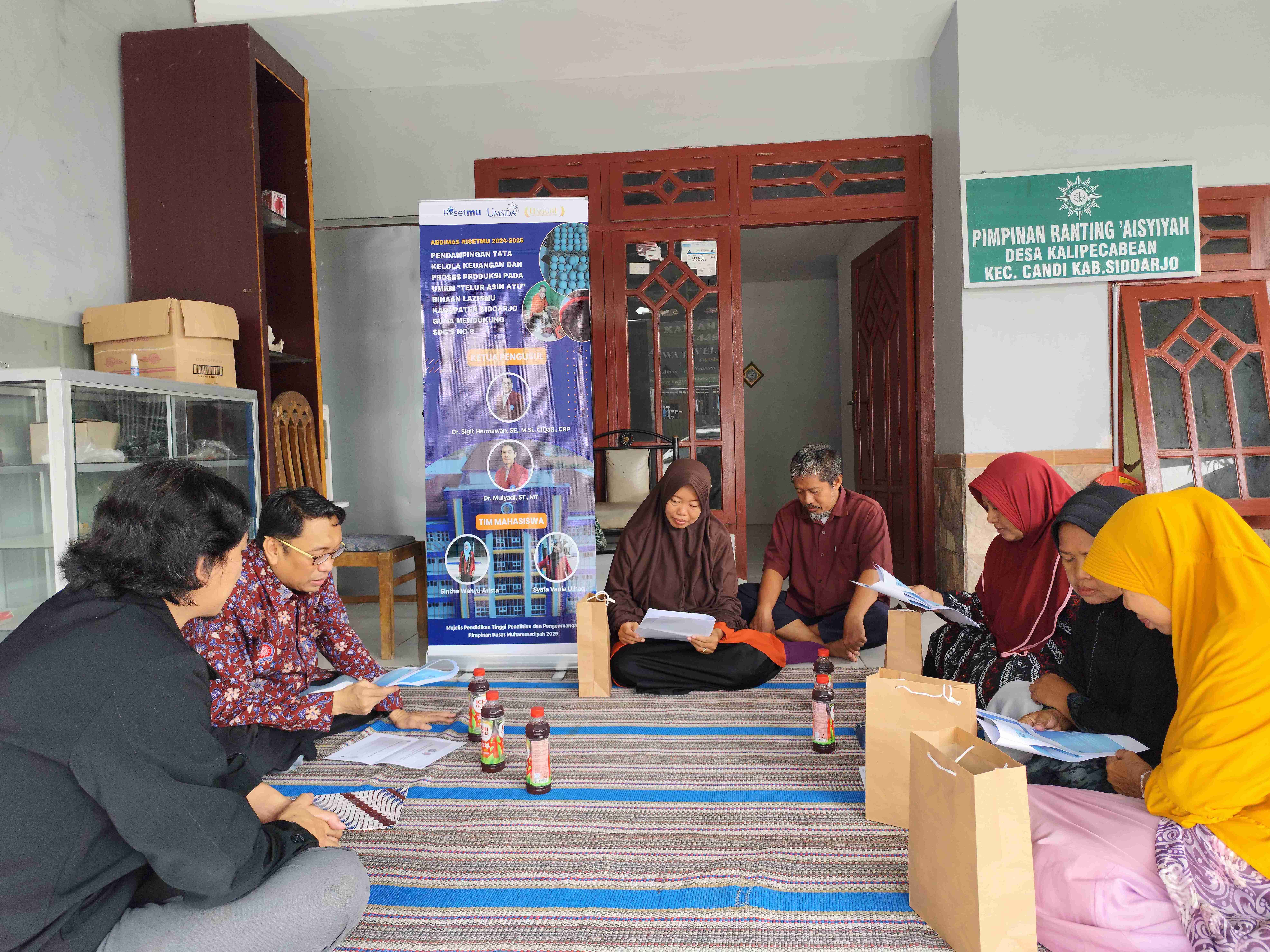 Tim Abdimas Umsida Dampingi Perhitungan HPP UMKM Telur Asin – DRPM
